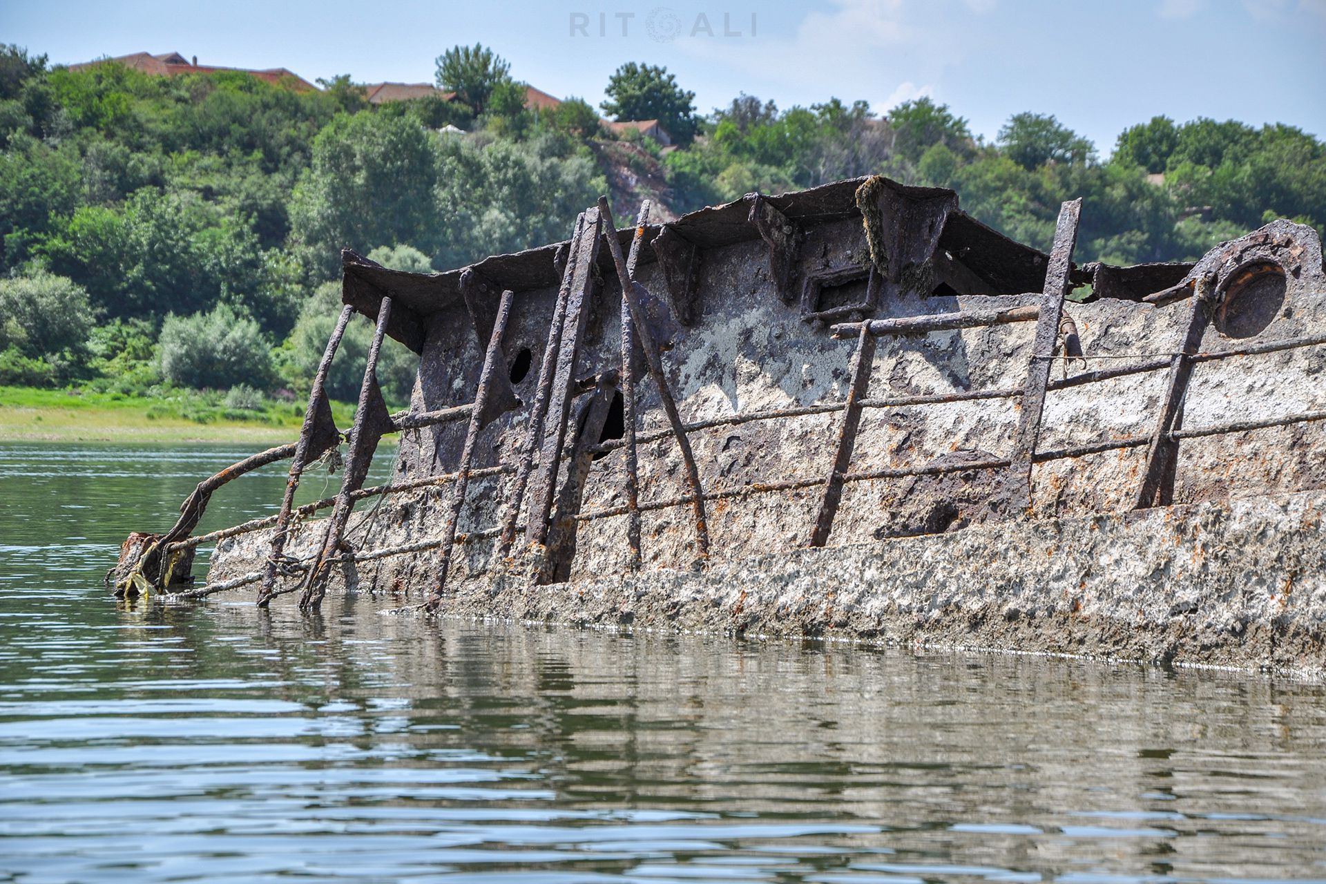 REKA DUNAV. POTOPLJENI BRODOVI KOD PRAHOVA