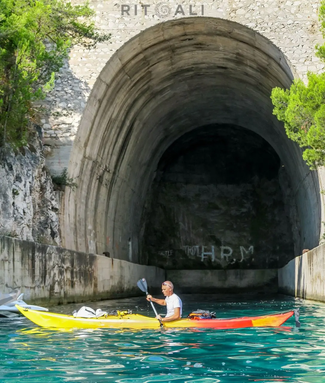 OTOK LASTOVO. ŠARENI UM U PARKU PRIRODE