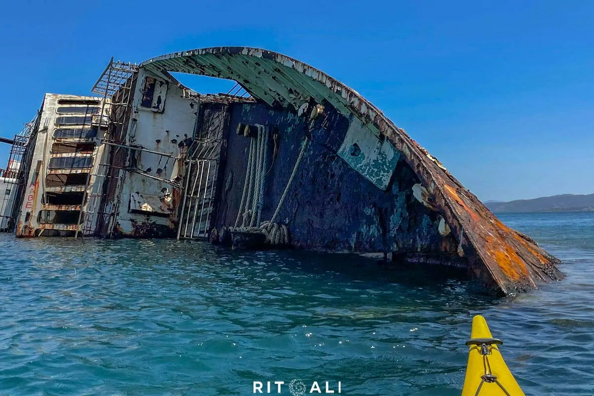 MEDITERRIANEAN SKY. RASKOŠNA OLUPINA