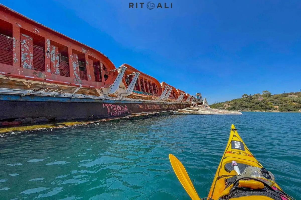 MEDITERRIANEAN SKY. RASKOŠNA OLUPINA