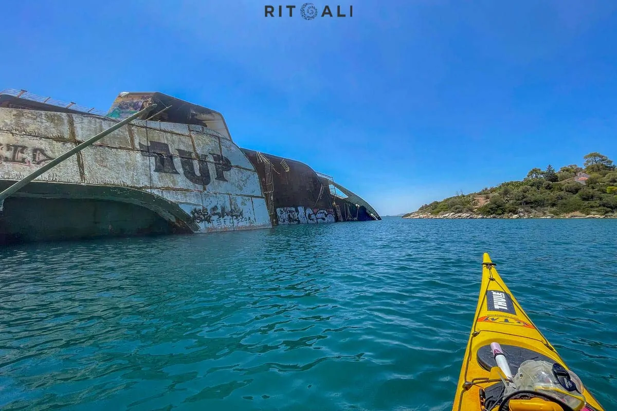MEDITERRIANEAN SKY. RASKOŠNA OLUPINA