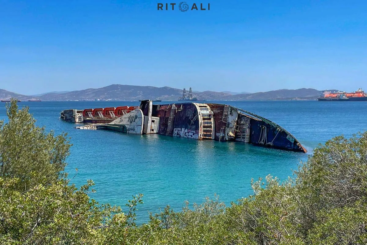 MEDITERRIANEAN SKY. RASKOŠNA OLUPINA