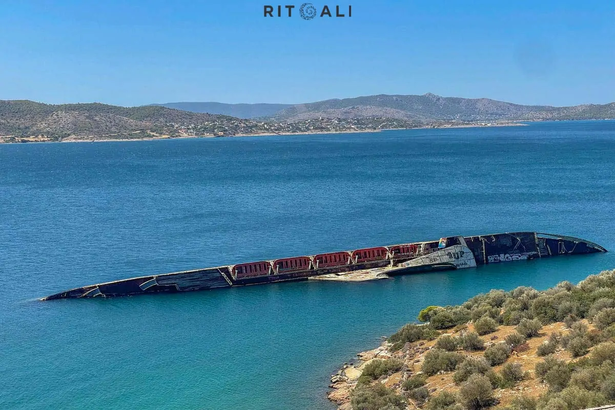 MEDITERRIANEAN SKY. RASKOŠNA OLUPINA