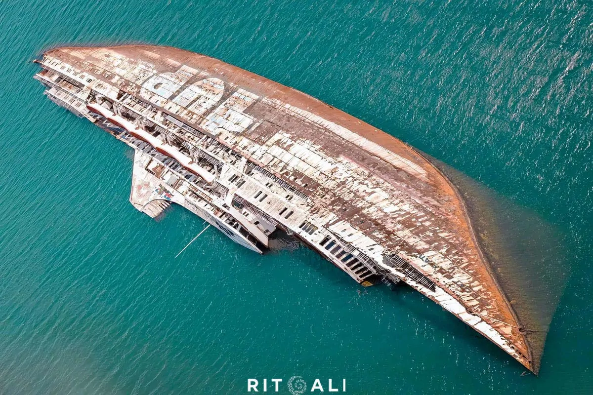 MEDITERRIANEAN SKY. RASKOŠNA OLUPINA