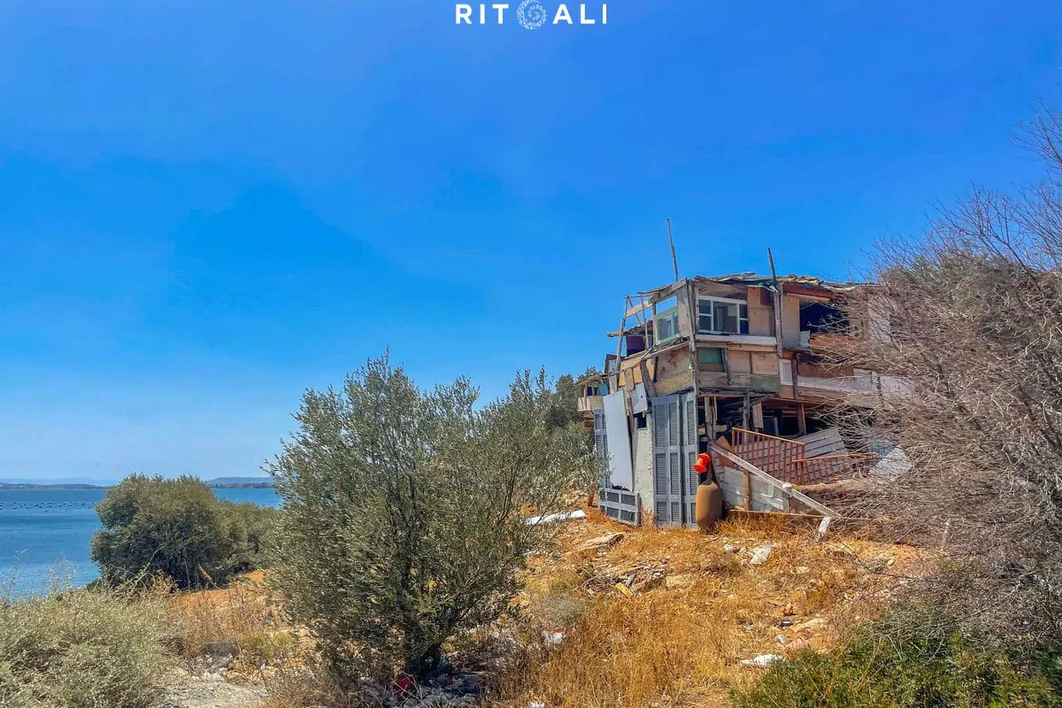 MEDITERRIANEAN SKY. RASKOŠNA OLUPINA