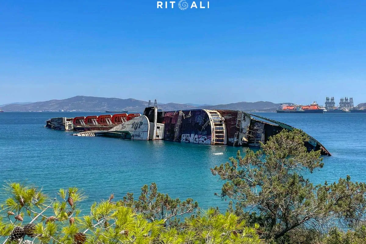 MEDITERRIANEAN SKY. RASKOŠNA OLUPINA