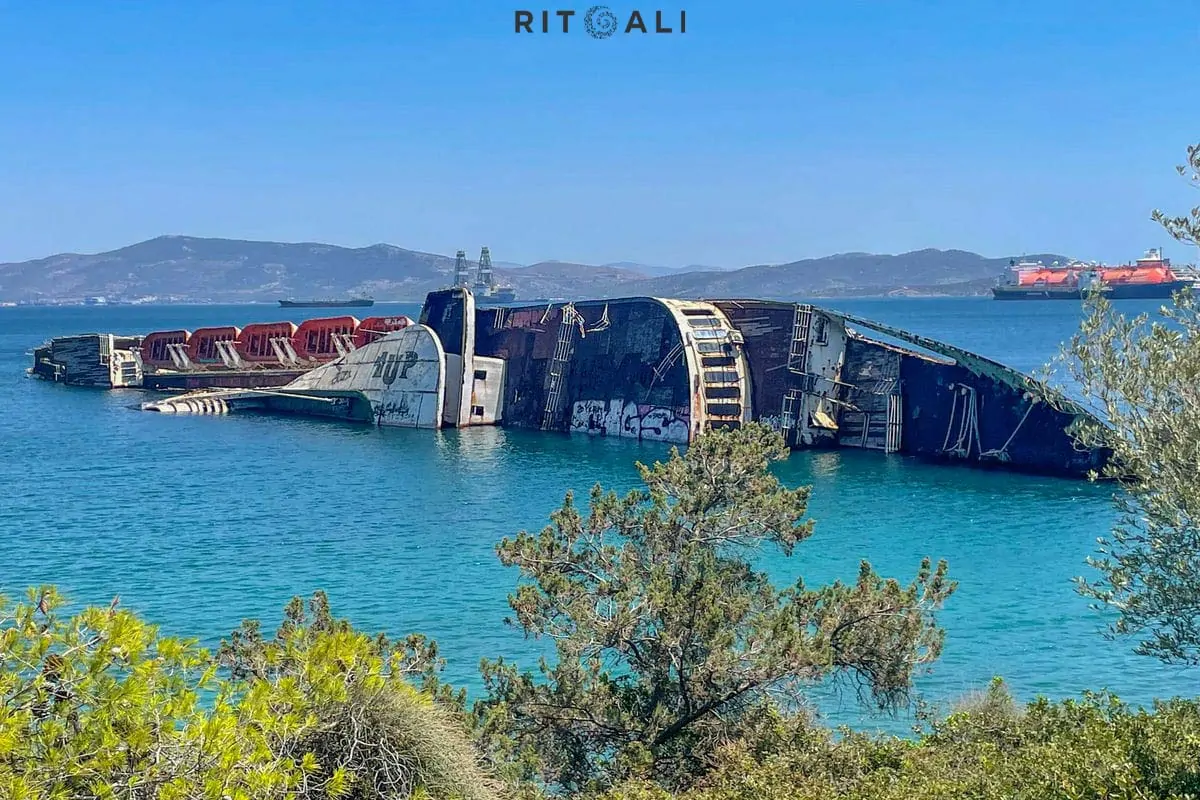 MEDITERRIANEAN SKY. RASKOŠNA OLUPINA