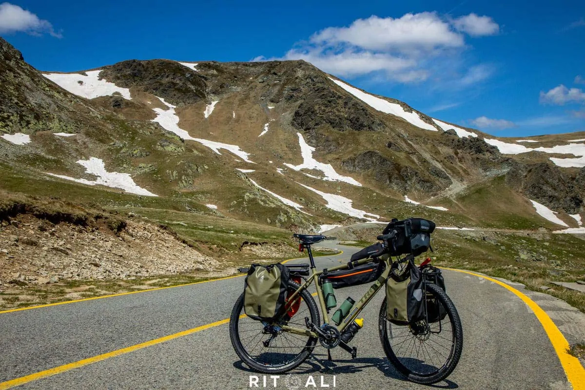 ZEMLJA IZNAD PLANINA. TRANSALPINA BICIKLOM.