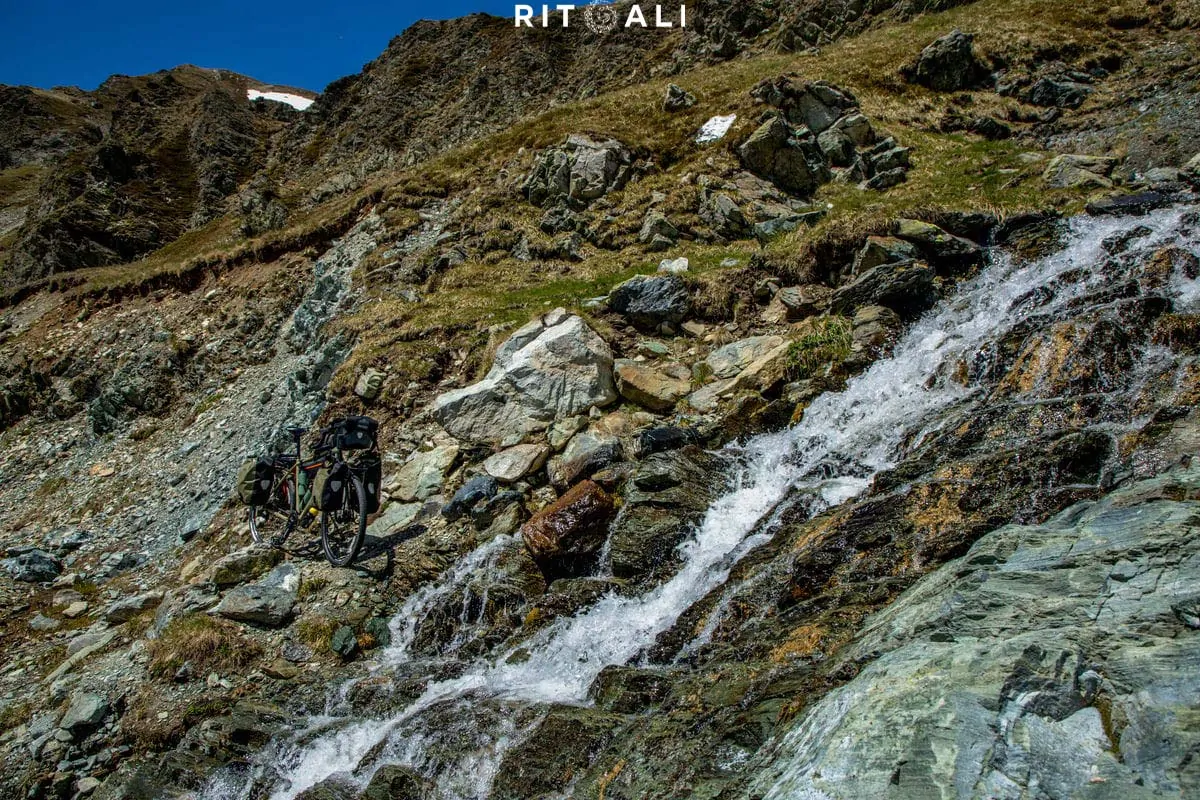 ZEMLJA IZNAD PLANINA. TRANSALPINA BICIKLOM.