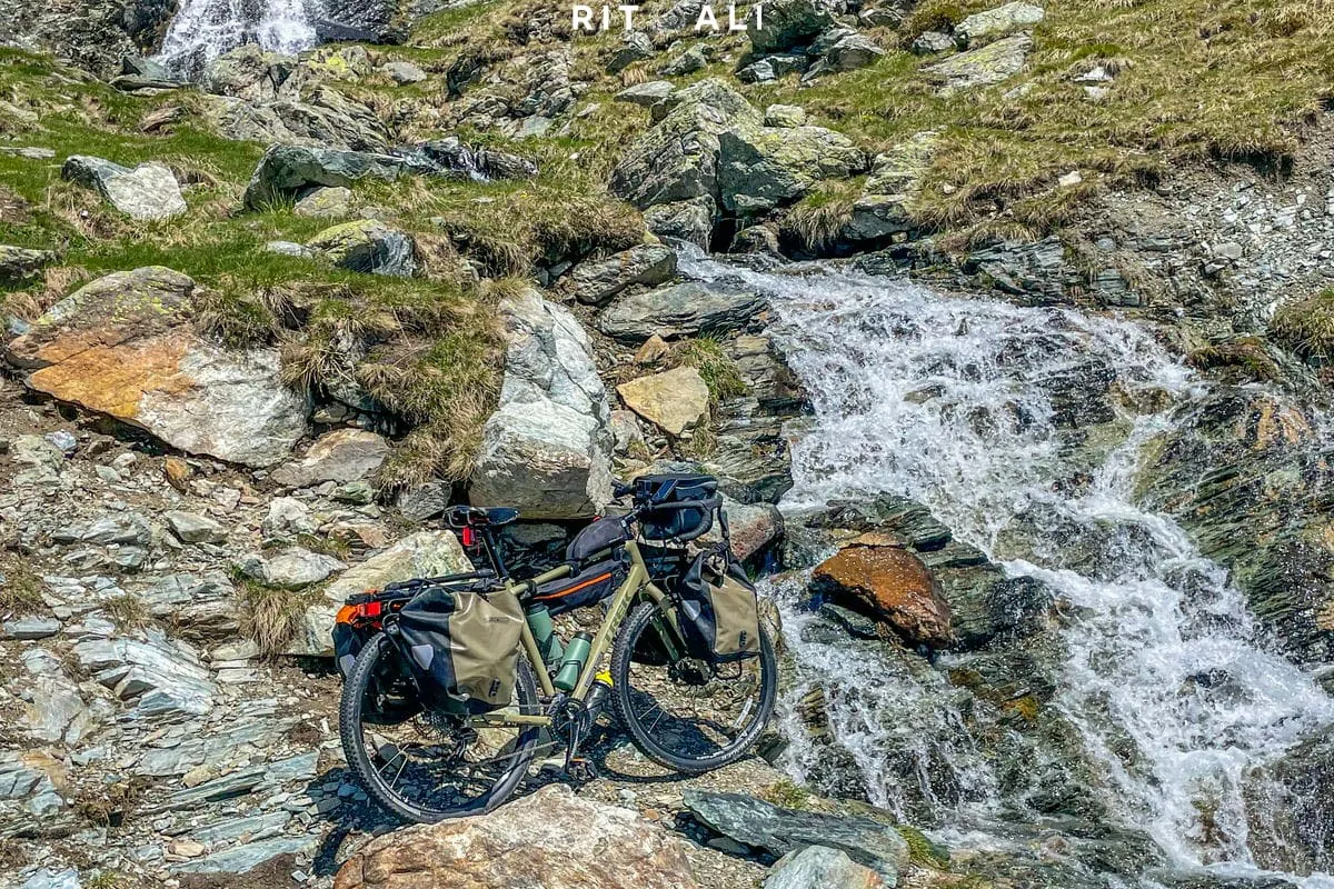 ZEMLJA IZNAD PLANINA. TRANSALPINA BICIKLOM.
