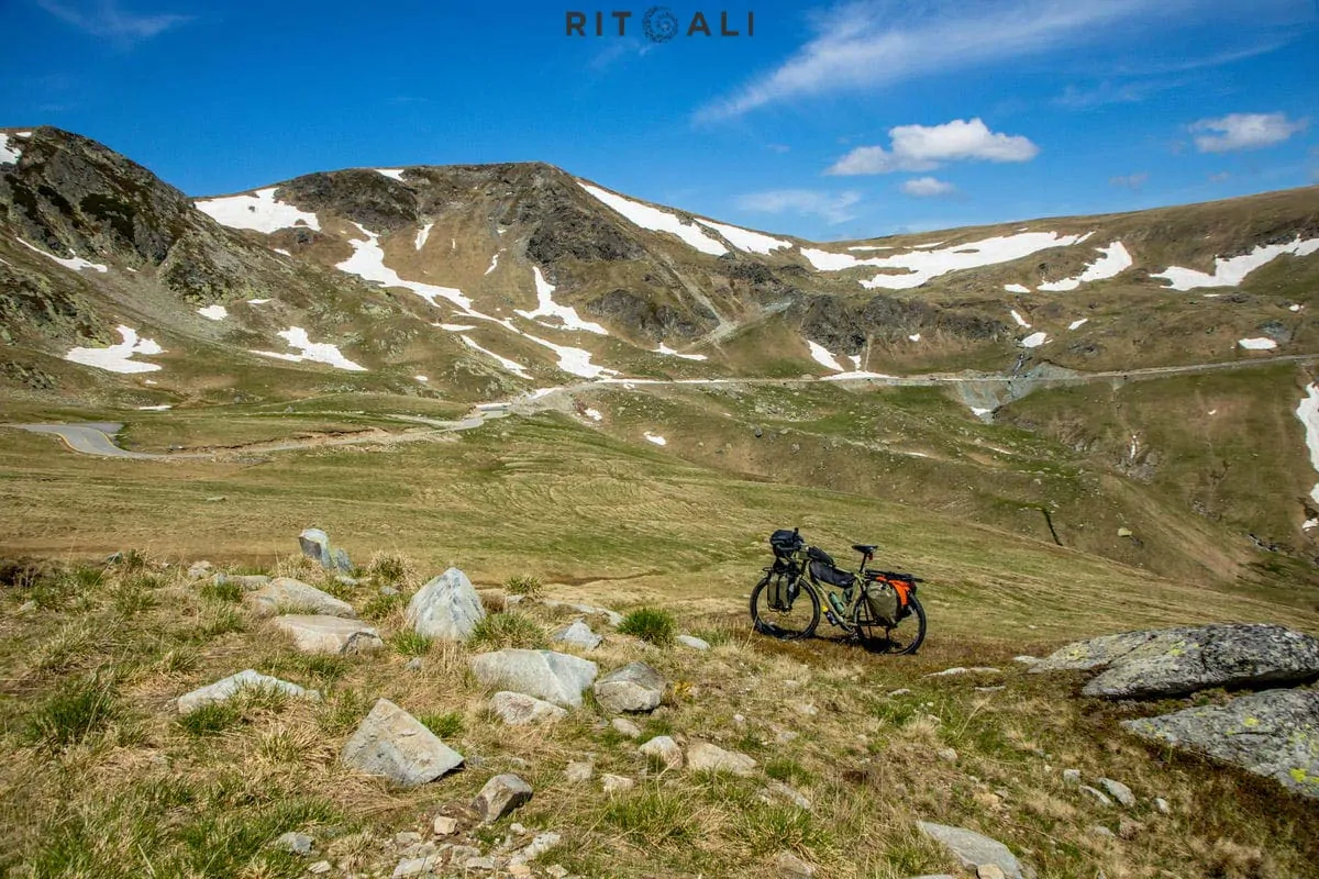 ZEMLJA IZNAD PLANINA. TRANSALPINA BICIKLOM.