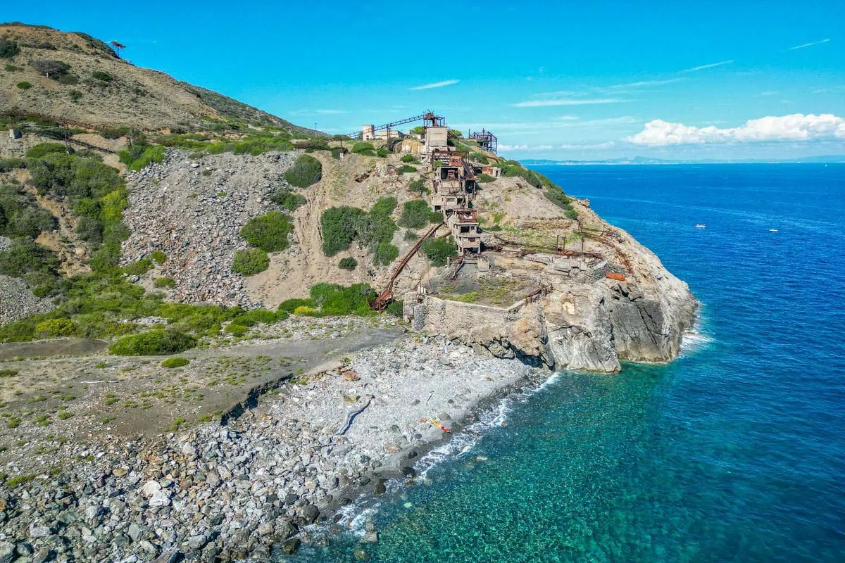 OSTRVO ELBA. SNOVI NAPUŠTENIH RUDNIKA